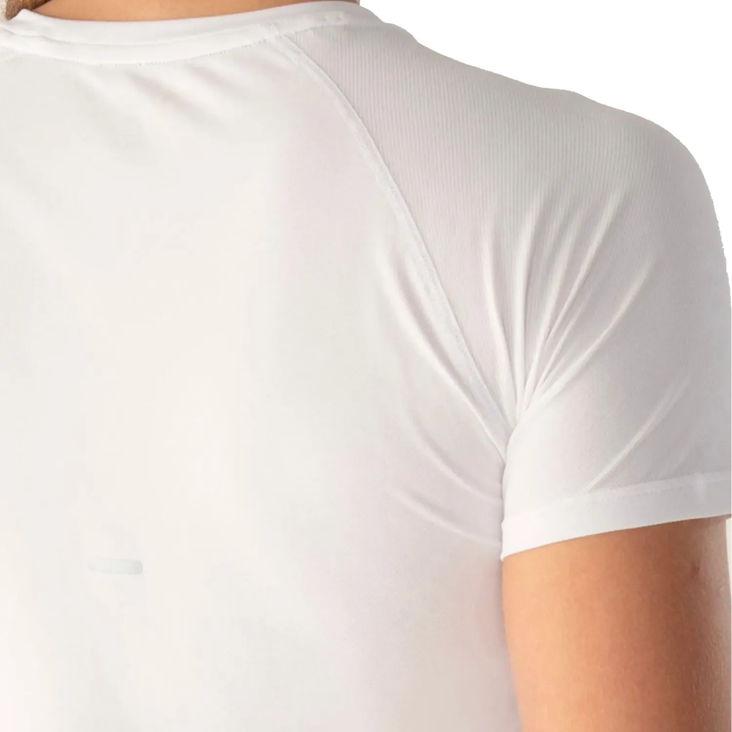 Camiseta feminina FILA branca destacando detalhes de costura e tecido tecnológico